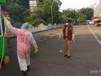 petugas-menyemprotkan-disinfektan-ke-area-pasar-asem-reges.jpg