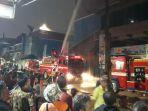 petugas-pemadam-kebakaran-menyemprotkan-air-ke-dalam-mal-lokasari-square.jpg