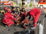 petugas-pemadam-kebakaran-yang-mendapatkan-pertolongan-dari-pmi-kota-tangerang.jpg