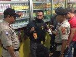 petugas-polsek-sawangan-mengamankan-barang-bukti-miras-dari-warung.jpg