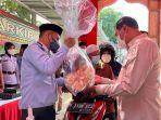 petugas-rutan-depok-memeriksa-makanan-dari-keluarga-untuk-warga-binaaan-dengan-drive-thru.jpg