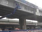 petugas-saat-melakukan-pemasangan-pipa-saluran-air-pada-konstruksi-tol-becakayu-di-kalimalang.jpg