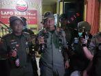 petugas-satpol-pp-kota-depok-menunjukan-botol-miras-ilegal.jpg