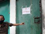 petugas-satpol-pp-memasang-kertas-segel-di-pintu-belakang-diskotek-top-one-2.jpg