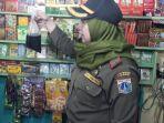 petugas-satpol-pp-pejaten-barat-amankan-miras-warung-jamu.jpg