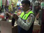 petugas-satpol-pp-penggerebekan-terhadap-toko-jamu-yang-menjual-miras.jpg