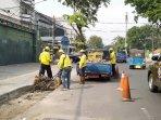 petugas-sudin-bina-marga-bersihkan-jalan.jpg