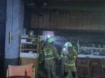 petugas-sudin-gulkarmat-jakarta-selatan-di-restoran-kilo-kitchen-di-jalan-gunawarman.jpg
