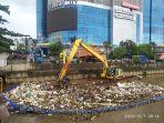 petugas-upk-badan-air-mengangkut-sampah.jpg