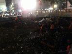 petugas-upk-badan-mengangkuti-sampah-yang-memenuhi-kali-anak-ciliwung.jpg
