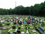 peziarah-di-tpu-tanah-kusir.jpg