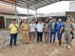 pihak-kelurahan-munjul-di-lokasi.jpg