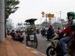 pkl-berkumpul-di-bawah-jpo.jpg