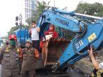 pkl-depan-rsu-uki-melakukan-aksi-protes-menolak-direlokasi-ke-lokasi-binaan.jpg