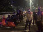 polisi-bubarkan-kerumunan-pengendara-motor.jpg