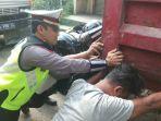 polisi-dorong-truk-jalan-raya-legok.jpg