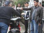 polisi-lakukan-olah-tkp-di-lokasi-pelaku-ranmor-yang-acungkan-pistol-rakitan-di-jelambar-g.jpg