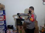 polisi-menggerebek-rumah-kontakanjual-miras.jpg