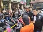 polisi-menginterogasi-pelaku-yang-membegal-pengendara-ojek-online-1.jpg