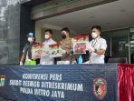 polisi-menunjukkan-barang-bukti-kasus-pembunuhan-di-bekasi-di-polda-metro-jaya.jpg