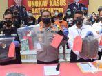 polisi-menunjukkan-tersangka-dan-beberapa-barang-bukti.jpg