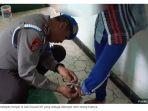 polisi-saat-melepas-borgol-di-kaki-bocah-mi-yang-diduga-diborgol-oleh-orangtuanya.jpg