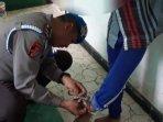 polisi-saat-melepas-borgol-di-kaki-bocah-mi.jpg