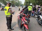 polisi-tilang-kendaraan-yang-belum-lulus-uji-emisi-di-jalan-pemuda-pulogadung.jpg