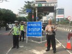 polisi-tutup-pintu-tol_20180801_130619.jpg