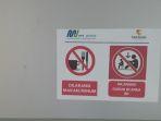 poster-yang-berisi-peringatan-untuk-tidak-makan-dan-minum-serta-duduk-di-lantai.jpg