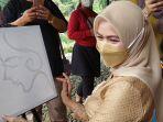 potret-yane-ardian-istri-wali-kota-bogor-bima-arya-di-kebun-raya-bogor-sabtu-1932022.jpg