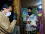 presiden-jokowi-melakukan-blusukan-membagikan-sembako-dan-obat-ke-warga-di-sunter-agung.jpg