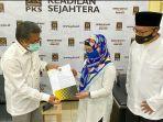 presiden-pks-sohibul-iman-yang-langsung-nenyerahkan.jpg