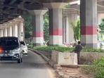 pria-diduga-gangguan-jiwa-saat-melempari-pengendara-mobil-yang-melintas-di-jalan-di-panjaitan.jpg