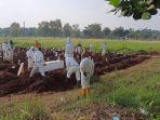 proses-pemakaman-jenazah-covid-19-di-tpu-pedurenan-kota-bekasi-minggu-762021.jpg