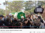prosesi-pemakaman-sapri-pantun.jpg