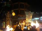 prosesi-pembakaran-patung-raja-setan-dan-miniatur-kapal-kertas_20180906_085813.jpg