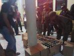 puluhan-botol-miras-diamankan-anggota-polsek-kembangan-jakarta-barat.jpg