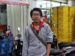 rafli-dijumpai-tribunjakartacom-di-depan-minimarket-tempatnya-bekerja-jumat-2222019.jpg