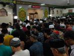 ratusan-orang-salat-jenazah-kh-tolchah-hasan-masjid-ainul-yaqin.jpg