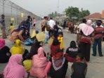 ratusan-warga-desa-rawarengas-yang-memblokade-jalan-perimeter-utara-bandara-soekarno-hatt.jpg