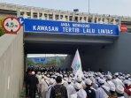 ribuan-simpatisan-menjemput-habib-rizieq-shihab-di-terminal-3-bandara-soekarno-hatta-7.jpg