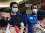 rizky-nazar-selaku-tersangka-kasus-narkoba-di-polres-jakarta-selatan.jpg