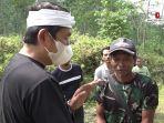rman-yang-tampak-kebingungan-usai-diberikan-domba.jpg