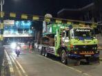ruk-pengangkut-crane-menabrak-portal-pembatas-ketinggian-underpass-pondok-indah.jpg