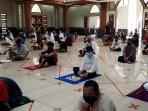 saf-salat-jumat-perdana-di-masjid-agung-al-barkah.jpg