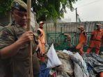 satpol-pp-dan-ppsu-mengangkut-kayu-pkl-di-kawasan-senen.jpg