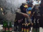 satpol-pp-jakarta-timur-saat-mengamankan-miras-ilegal.jpg