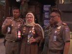 satpol-pp-kota-depok-razia-miras.jpg