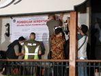 satpol-pp-memasang-spanduk-bertuliskan-pembekuan-sementara-izin.jpg